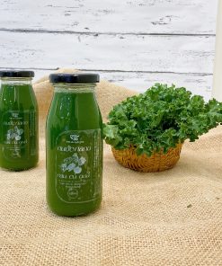 nước cải kale và rau cải xoăn tươi